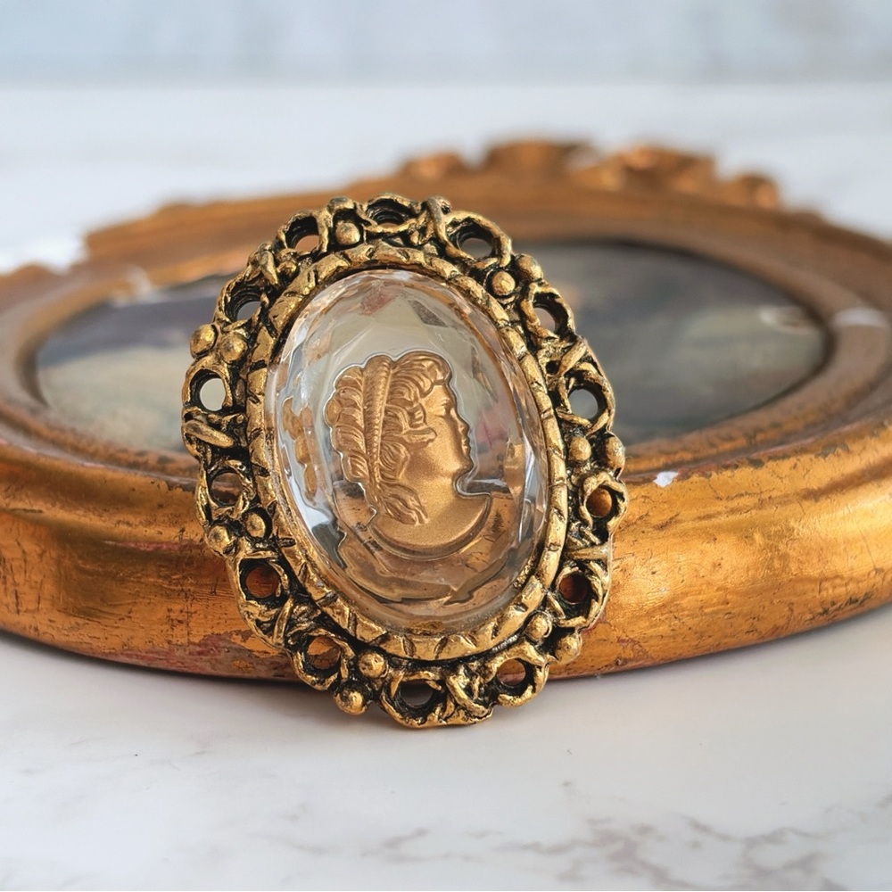 Unique Reverse Intaglio Glass Cameo Brooch Gold Tone Frame